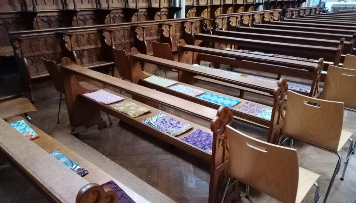 Neue Sitzkissen für die Kirche